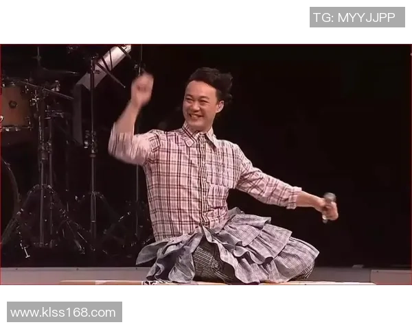 足球明星亲自剪短裤展现个性风格引发球迷热议